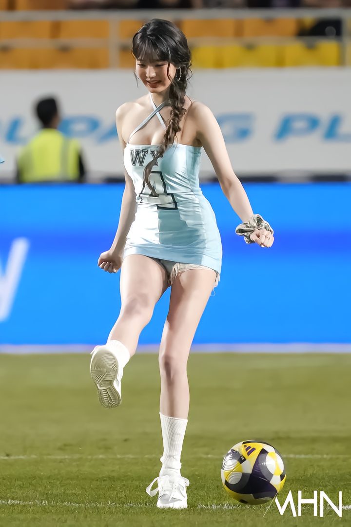 Jang Wonyoung hóa 'nữ thần' sân cỏ